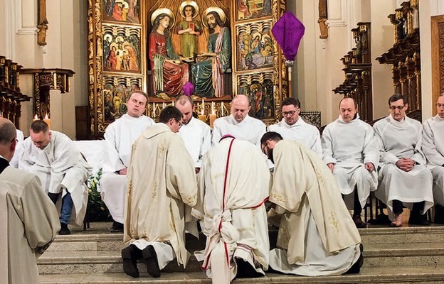 Obmycie nóg jest znakiem kapłańskiej służby