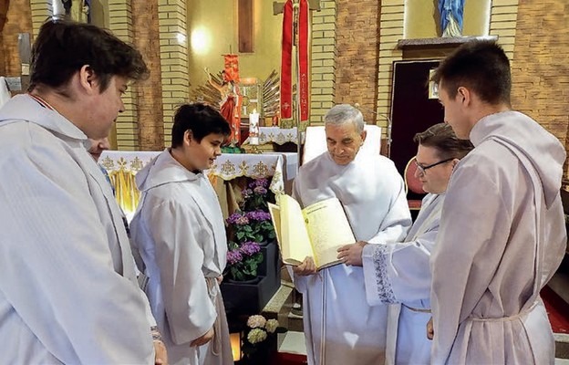 Wierni z parafii św. Kingi przepisali cztery Ewangelie i Dzieje Apostolskie