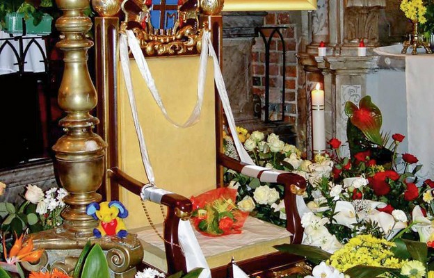 Fotel papieski wykonany specjalnie na 46. Kongres Eucharystyczny, obecnie znajduje się w katedrze