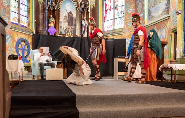 Sztukę Dzień, w którym umarł Chrystus grupa teatralna z Pniewnika wystawia także w innych parafiach