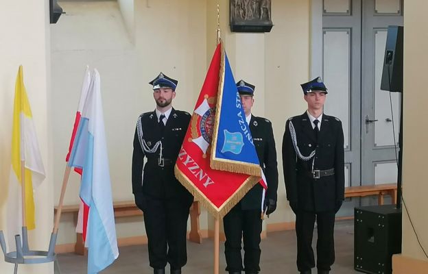 Poczet sztandarowy Ochotniczej Straży Pożarnej z Dobromierza 
