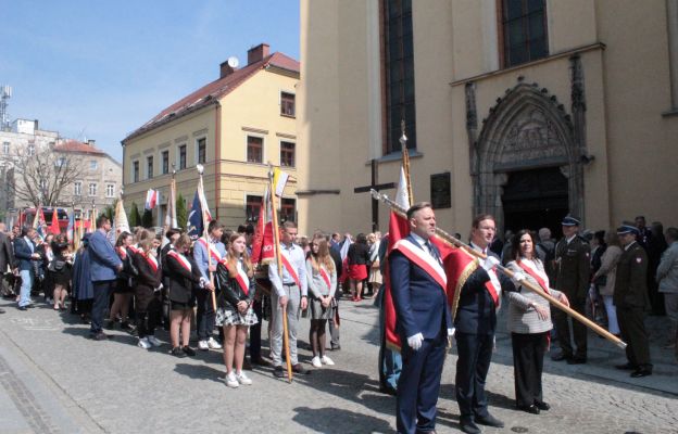 Uroczystość uświetniły poczty standardowe strzegomskich władz, szkół, stowarzyszeń i organizacji społecznych