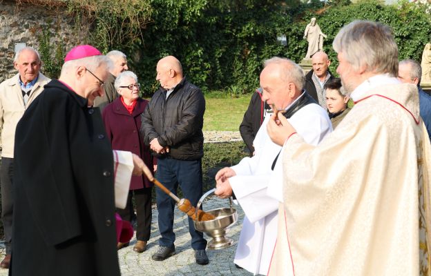 Kanoniczne powitanie biskupa świdnickiego przez ks. kan. Adama Woźniaka