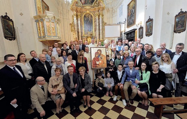 Pamiątkowe zdjęcie rodzin w sanktuarium św. Józefa