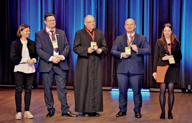 Burmistrz Jędrzejowa i proboszcz parafii Matki Bożej Łaskawej uhonorowani
za zaangażowanie dla jędrzejowskich diabetyków