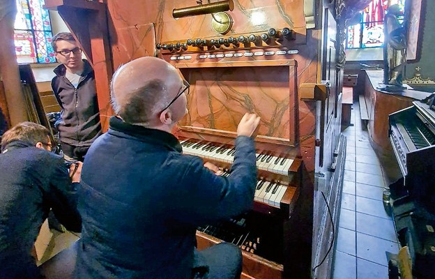Członkowie Diecezjalnej Komisji Muzyki Kościelnej w trakcie odbioru instrumentu