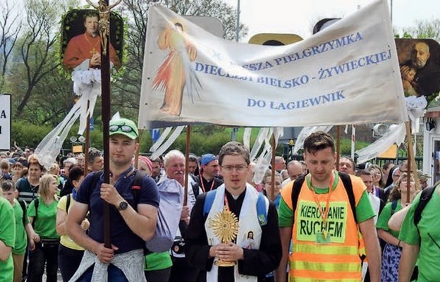 Ostatnie metry przed metą. Na czele relikwie św. Józefa Bilczewskiego