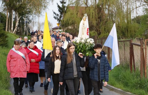 Procesja przebłagalna ulicami Pszenna z figurą Matki Bożej Fatimskiej