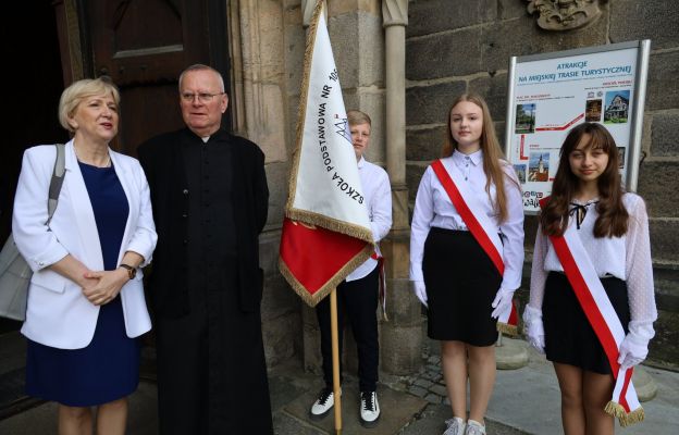 Ks. prał. Piotr Śliwka i dyrektor Małgorzata Pielach wraz pocztem sztandarowym przed świdnicką katedrą