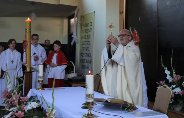 O. Faustyn Zatoka udziela błogosławieństwa relikwiami św. Andrzeja Boboli
