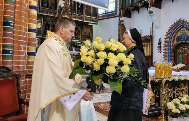 Ks. kan. Wiesław Rusin dziękuje elżbietankom za czas spędzony przez siostry w tej części Wałbrzycha 