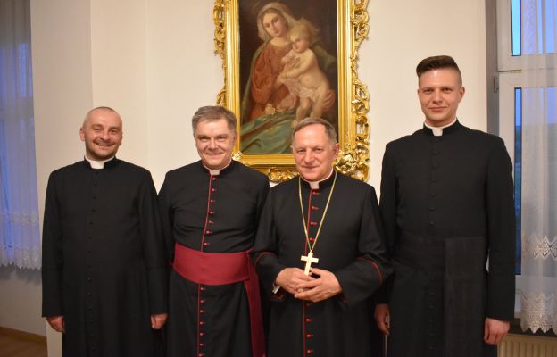 Abp Mieczysław Mokrzycki z duszpasterzami z Białego Kamienia