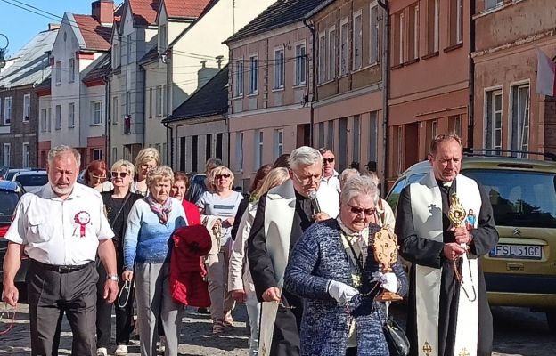 Uczestnikom procesji towarzyszyły relikwie św. Faustyny i bł. Marceliny Darowskiej.