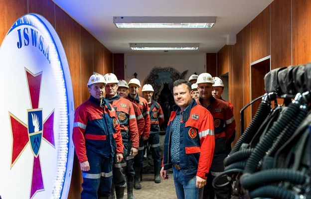 Artur Koch, kierownik kopalnianej stacji ratowniczej, i jego ekipa