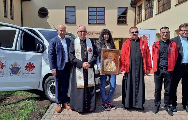 Po auto przyjechał ks. Rafał Szkopowiec z Merefy pod Charkowem (czwarty od lewej)