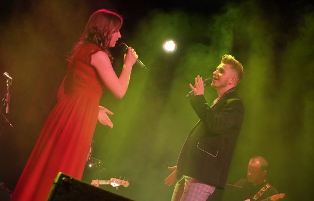 Duet Angelina Warmuz i Adam Cisek wykonali cover piosenki „Z tobą chcę oglądać świat”