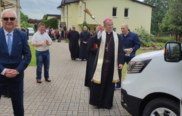 Ksiądz biskup poświęcił pojazd do przewozu osób niepełnosprawnych i dokonał próbnej jazdy.