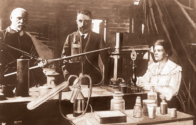 Maria Skłodowska-Curie i jej mąż Pierre w laboratorium