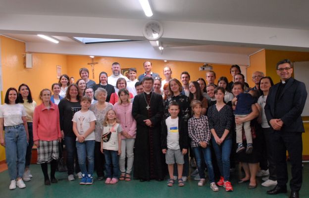 Bp Kriwicki spotkał się w auli Liceum Salezjańskiego z ukraińskimi uchodźcami.