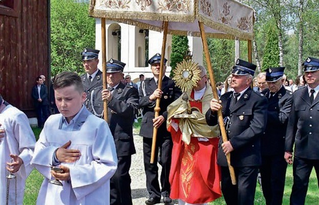 Pielgrzymkę zakończyła procesja eucharystyczna wokół sanktuarium