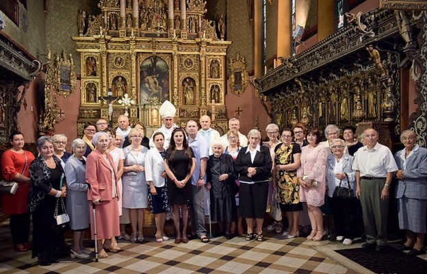 Grupa Misyjna podczas jubileuszu 30-lecia działalności z jej założycielem bp. Janem Styrną, ks. dr. Danielem Nowakiem, dyrektorem ds. Misji z Rzeszowa, proboszczem ks. Januszem Kuraszem i opiekunem grupy ks. Stanisławem Mularzem