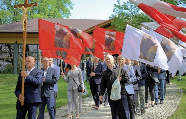 Członkowie Akcji Katolickiej podczas procesji z wizerunkiem św. Andrzeja Boboli