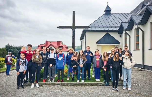 Wspólne parafialne wyprawy młodzieży integrują i budują więź z Kościołem