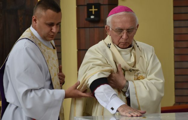 Abp Wacław Depo namaszcza ołtarz krzyżmem