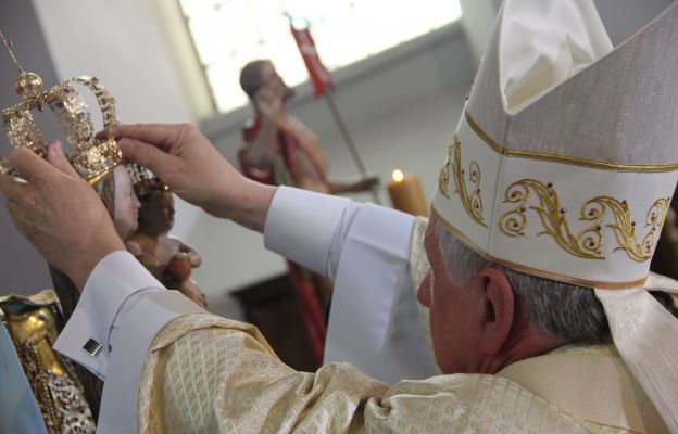 Abp Andrzej Dzięga koronuje figurę Matki Bożej
