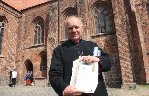 W filmie jako lektor wystąpił ks. kan. Stanisław Czerwiński, który ostatnio pielgrzymował do Santiago de Compostela