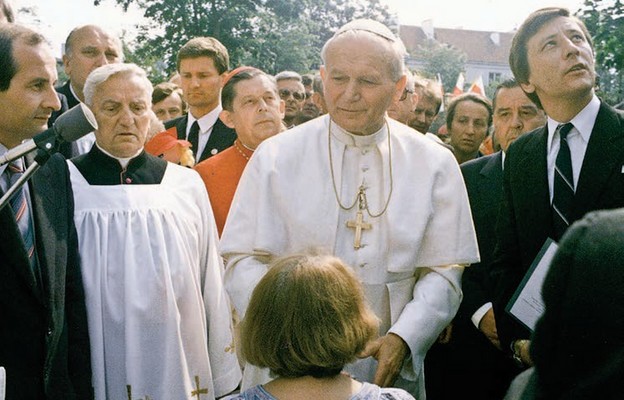 Papież wielokrotnie witał się z wiernymi. Robił tak nawet wbrew wcześniejszym ustaleniom