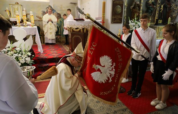 Po poświęceniu, bp Marek Mendyk ucałował sztandar szkoły  