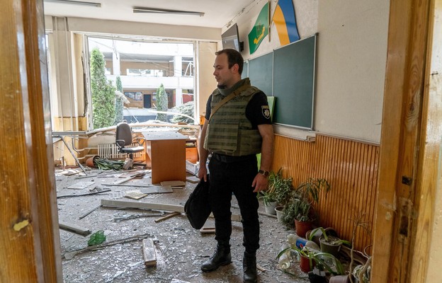 Oględziny budynku zniszczonej w wyniku rosyjskiego ostrzału rakietowego w nocy z 1 na 2 bm. szkoły nr 17 w Charkowie