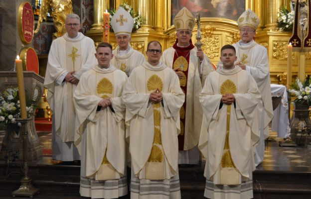 Kieleccy neoprezbiterzy z biskupami i rektorem seminarium