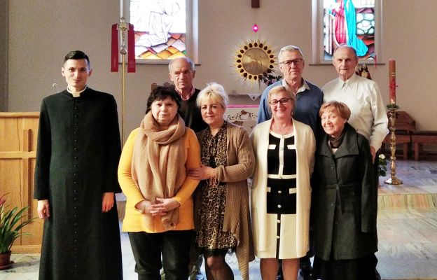 Dzierżoniowska wspólnota Domowego Kościoła wraz ks. Piotrem Sipiorskim 