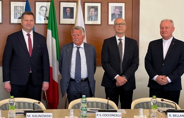 KUL podpisał w poniedziałek 6 czerwca 2022 r. porozumienie o współpracy z Uniwersytetem „La Sapienza” i Polikliniką Gemelli w Rzymie. W wydarzeniu wziął udział Minister Edukacji i Nauki, Przemysław Czarnek
 .