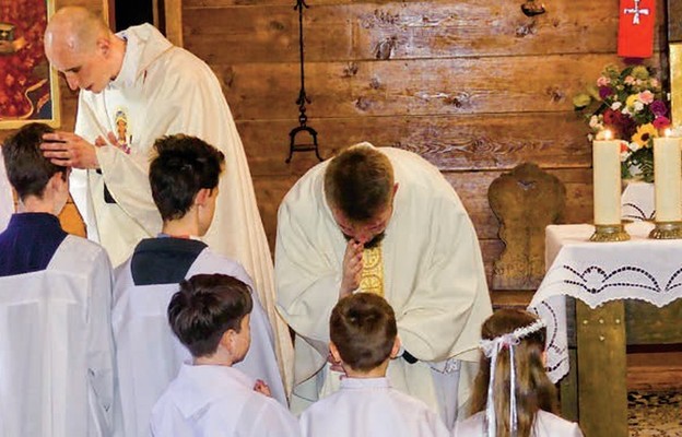 Rodzina Rodzin uczestniczyła we Mszy św. prymicyjnej. W jej trakcie palotyńscy neoprezbiterzy błogosławili dzieci. 28 maja, Choszczówka