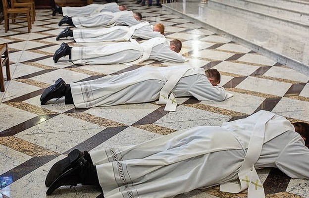 W czasie śpiewu litanii do Wszystkich Świętych neoprezbiterzy leżeli krzyżem przed ołtarzem