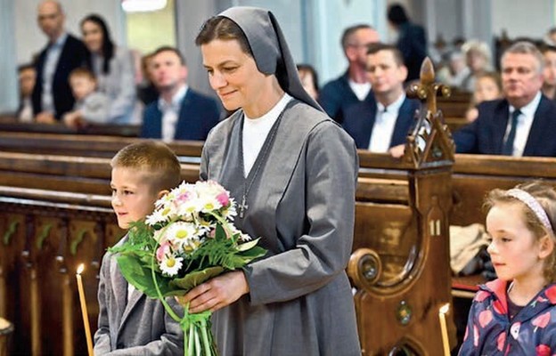 Siostra salezjanka i dzieci w procesji z darami