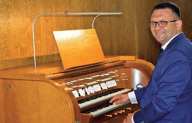 Możliwości nowego instrumentu zaprezentował organista Paweł Skakowski