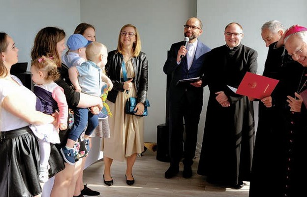 Wyremontowany dom poświęcił abp Marek Jędraszewski, który spotkał się z mamami i ich dziećmi