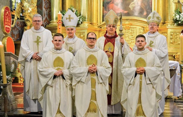Neoprezbiterzy z biskupami