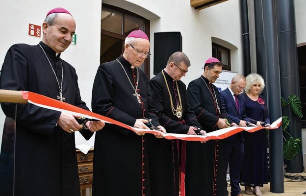 Przecięcie wstęgi otworzyło odnowiony obiekt i zainaugurowało działalność Centrum