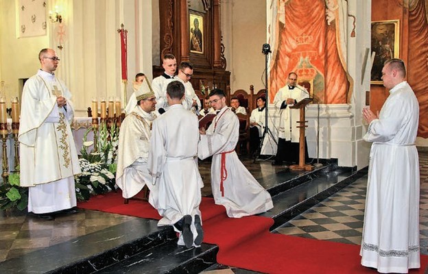 Diakon ślubuje biskupowi i jego następcom cześć i posłuszeństwo