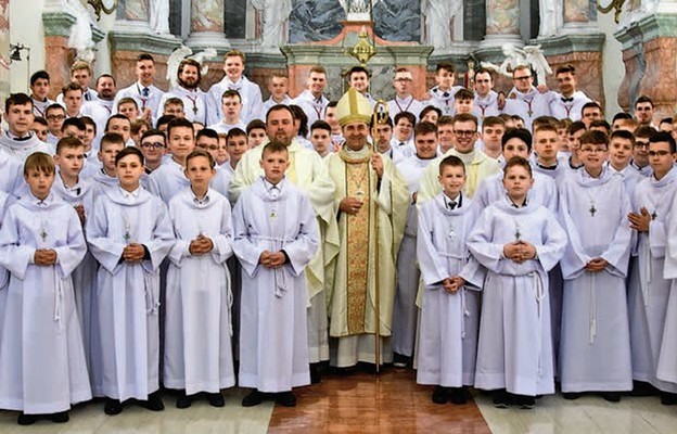 80 ministrantów zasili szeregi ceremoniarzy i lektorów