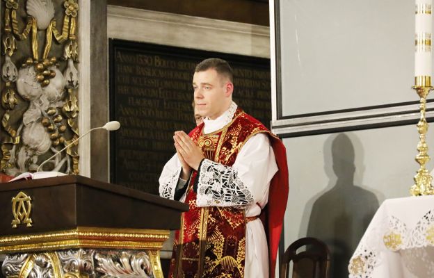 Ks. Krystian Stasiak podczas Mszy Wigilii Zesłania Ducha Św. w katedrze świdnickiej
