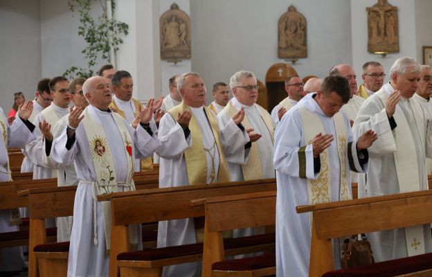 Kapłani podczas wspólnotowej Eucharystii w Wałbrzychu