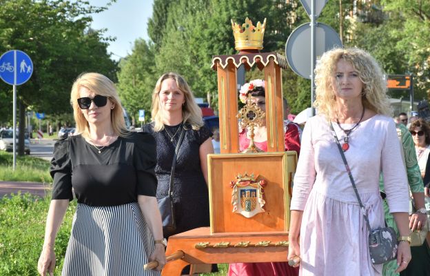 Procesja ulicami Radomska z relikwiami św. Jadwigi królowej