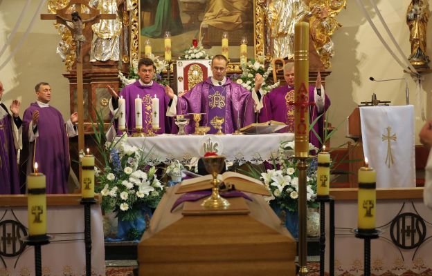 Msza św. pogrzebowa pod przewodnictwem bp Macieja Małygi