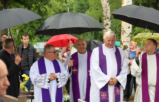 Uroczystościom pogrzebowym towarzyszyła deszczowa pogoda